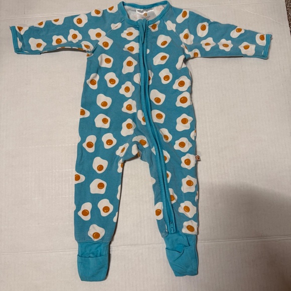 Tiny Kinfolk Zip Sleeper – Fried Egg Print (Size 3–6M) - Picture 5 of 5